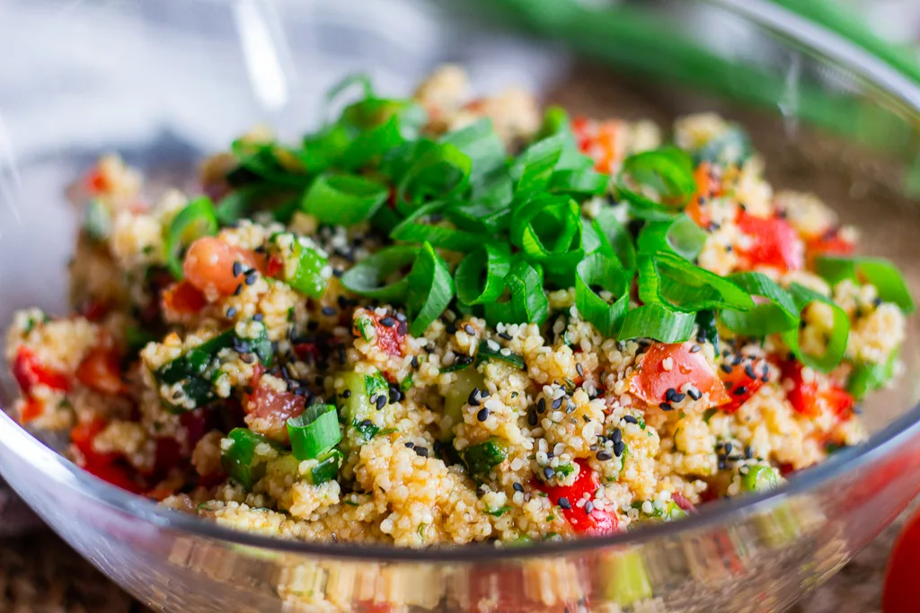 Veganer Couscous-Salat - am besten sind die Gemüsestücke möglichst fein gewürfelt.