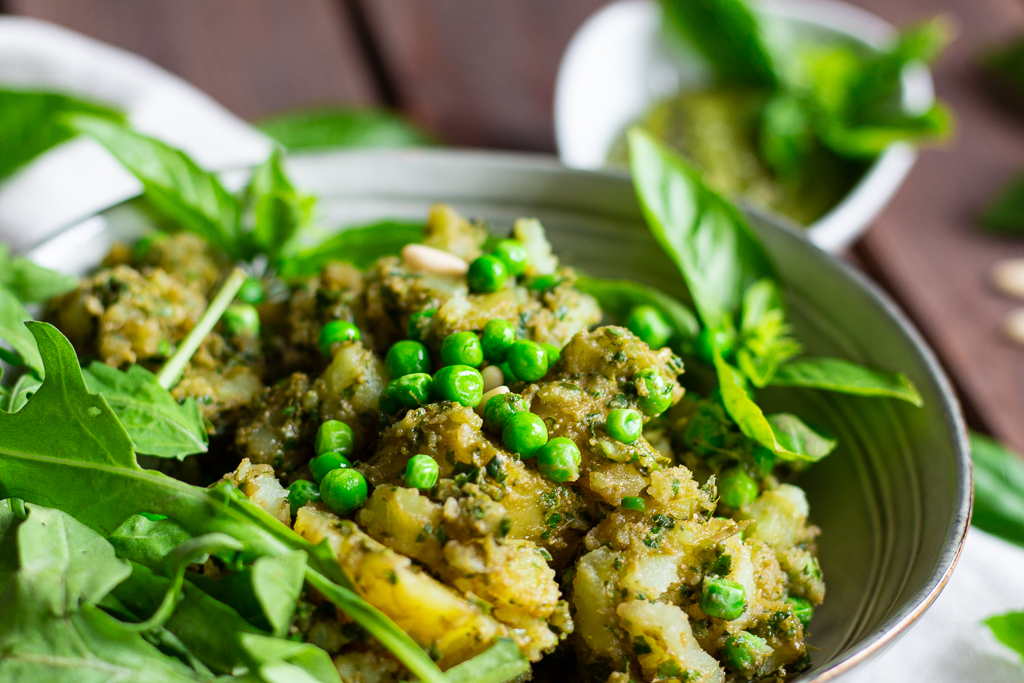 Leckere vegane Beilage zum Grillen: Veganer Kartoffel-Pestosalat