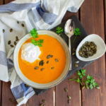 Vegane Tomaten-Kürbissuppe mit Meerrettich